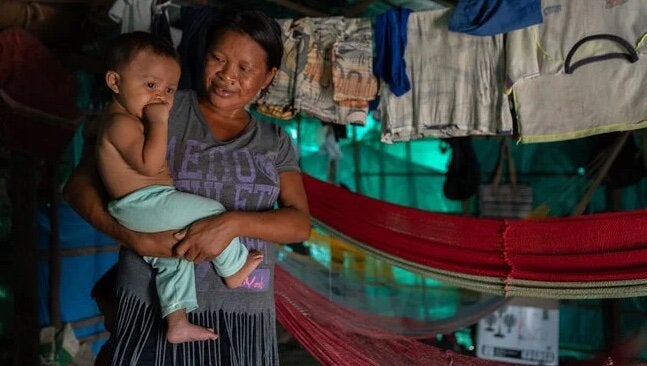 Mamá y niña en casa