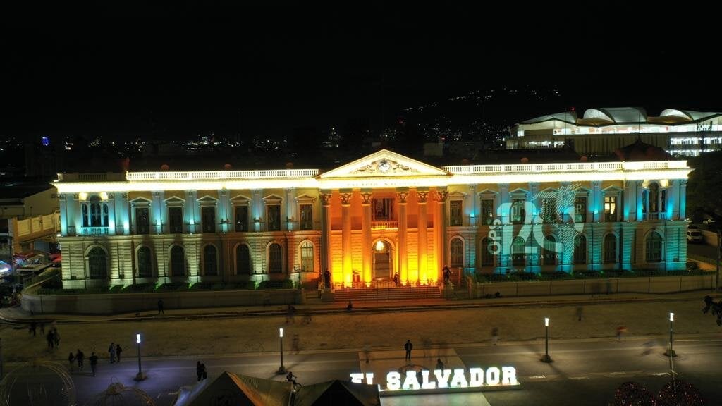 Palacio nacional iluminado con colores de la OPS para el aniversario