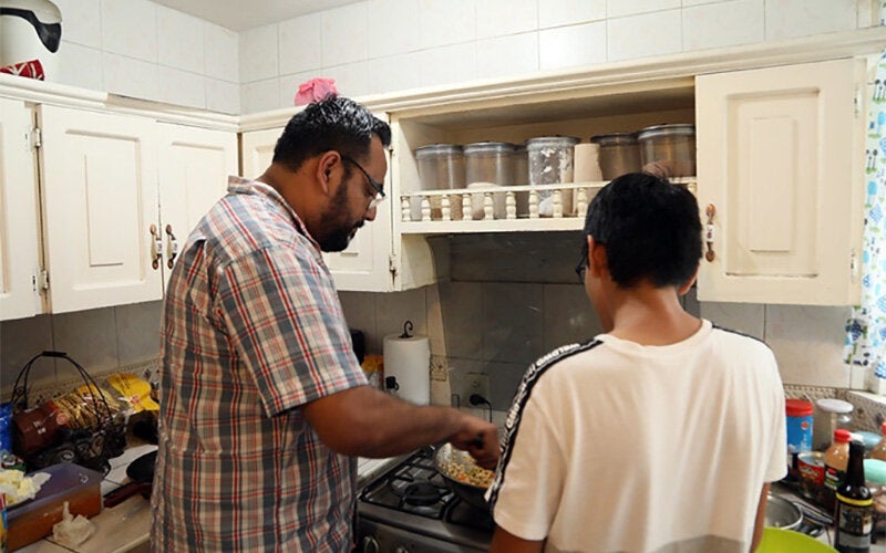 Rodrigo y Francisco en la cocina