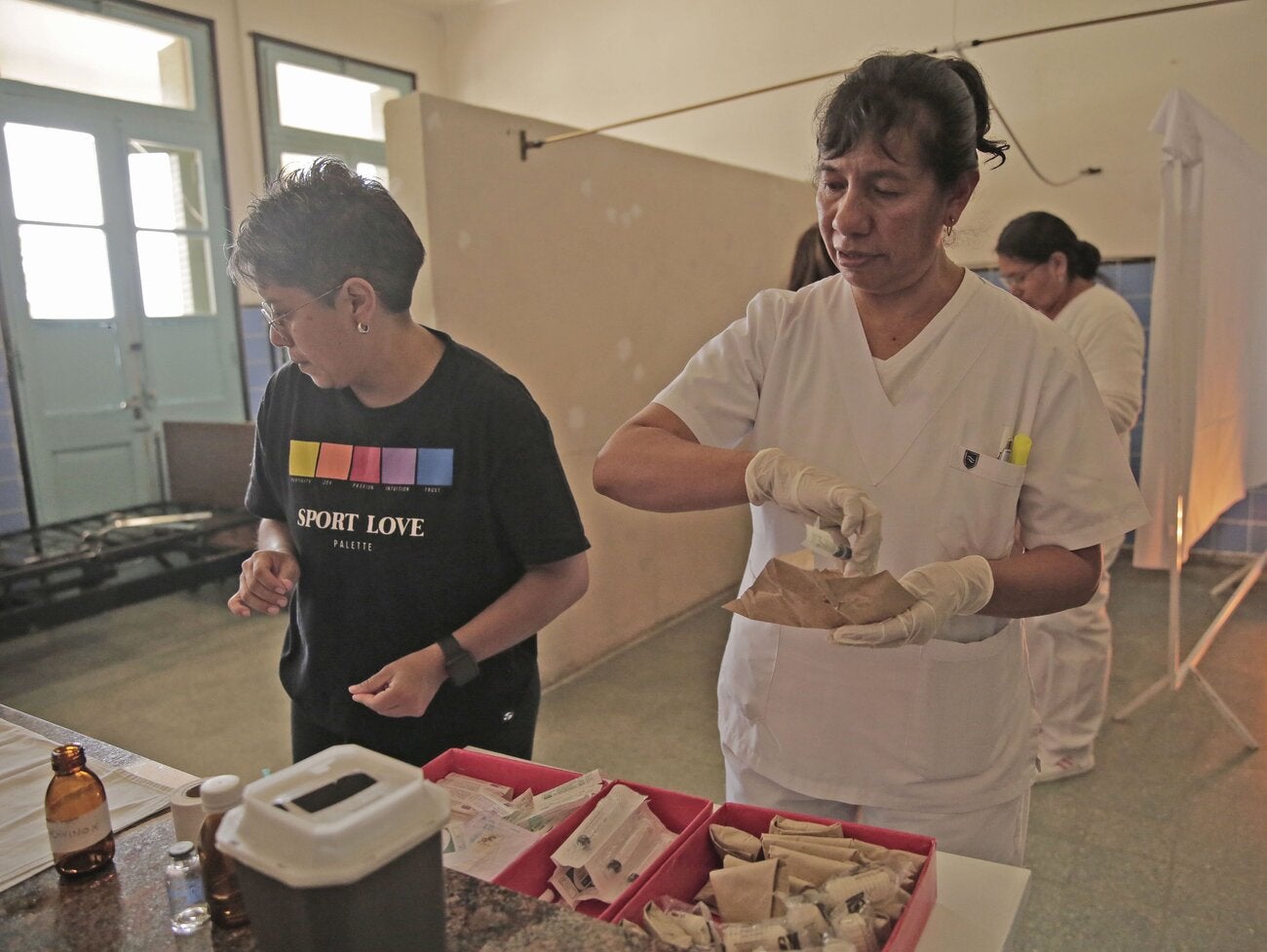 En acción. Como jefa de Enfermería en el Hospital Jorge Uro de La Quiaca y tras 39 de años de servicio, Concesa Zotar ha realizado distintas funciones. Lo que más le gusta es la obstetricia y lo que se siente acompañar el nacimiento de una nueva vida.