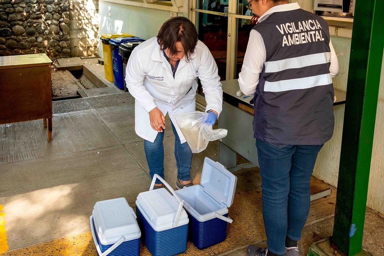Recepción de muestras en la Dirección del Laboratorio Nacional de Salud del Ministerio de Salud Pública y Asistencia Social, Guatemala