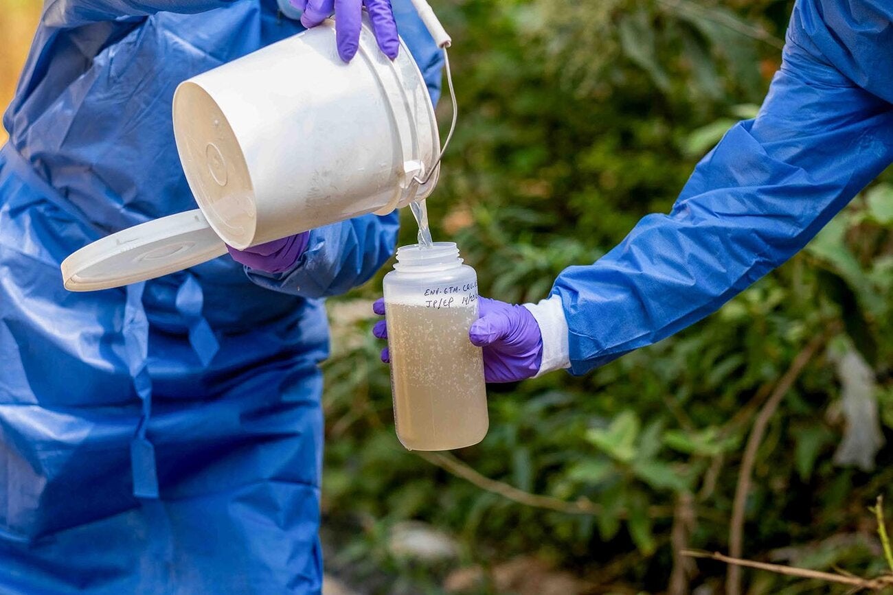 recolección de muestras de aguas residuales 