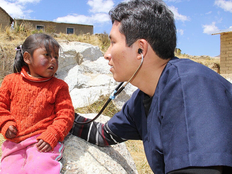 Niña en el campo recibe examen médico