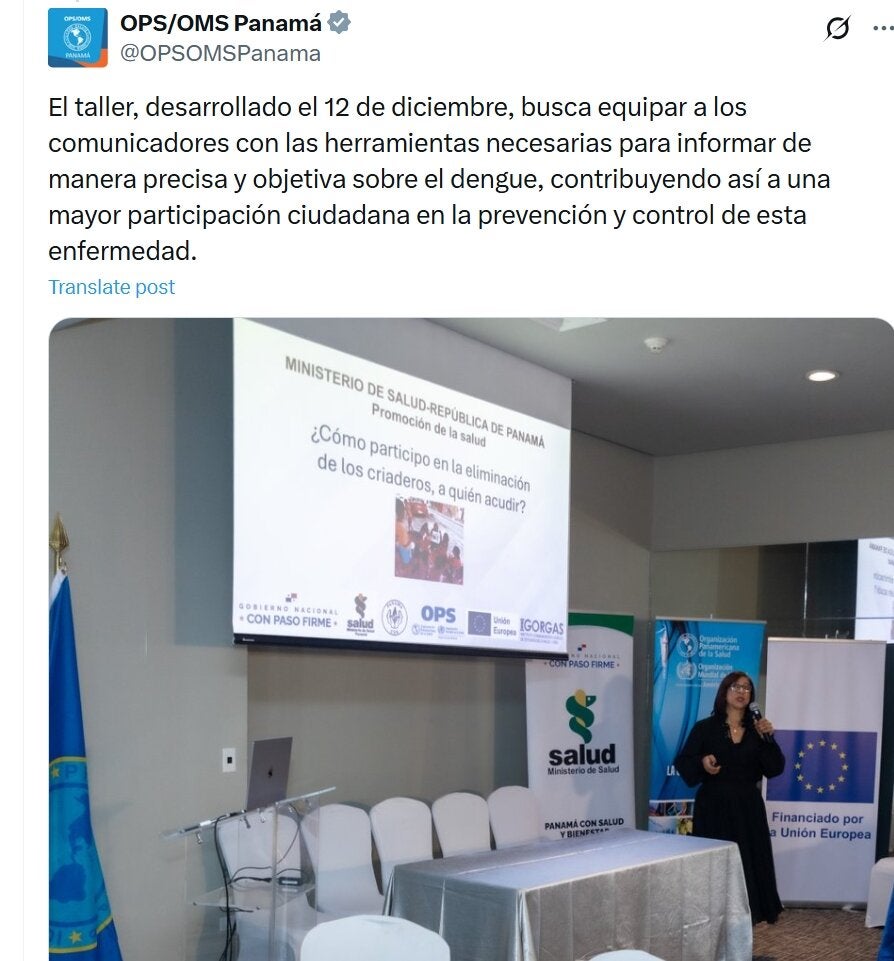 Pantalla de salón de evento. Se ve pregunta sobre cómo contribuyo a eliminar criaderos de mosquitos. Mujer hablando por micrófono. Banners varios.