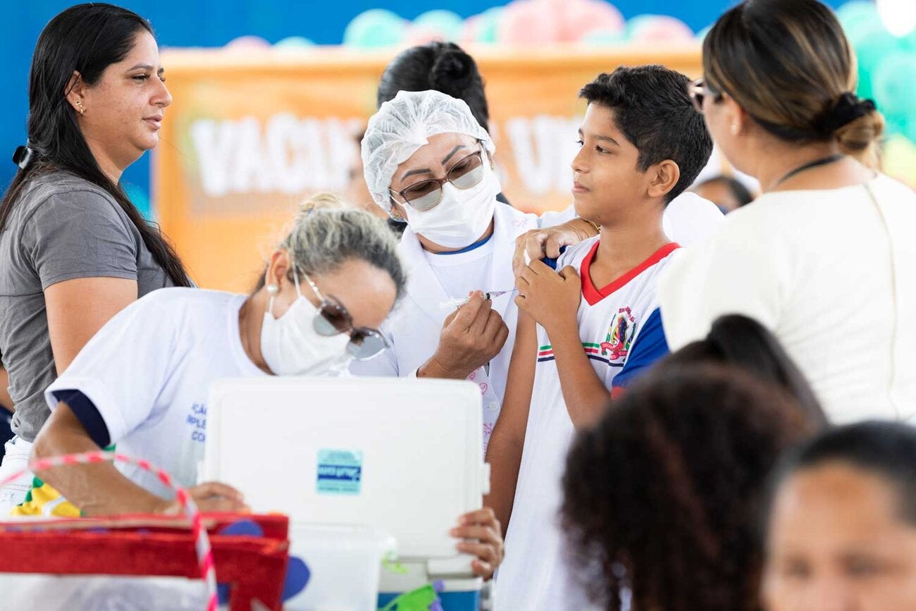 Enfermeira aplica vacina em aluno da Escola Municipal Oscar Fernando Costa, em Bonfim, Roraima