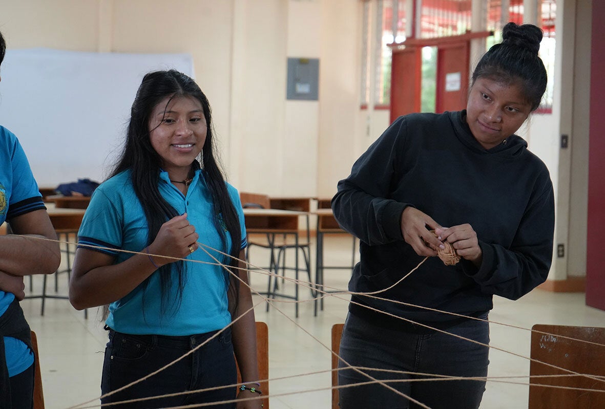 Mujeres indígenas adolescentes  rompen barreras  con empoderamiento  y sororidad