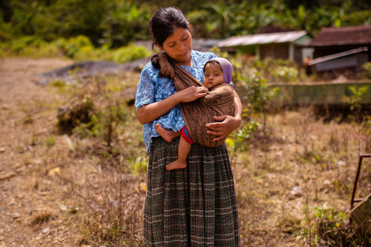 mujer carga a su bebé