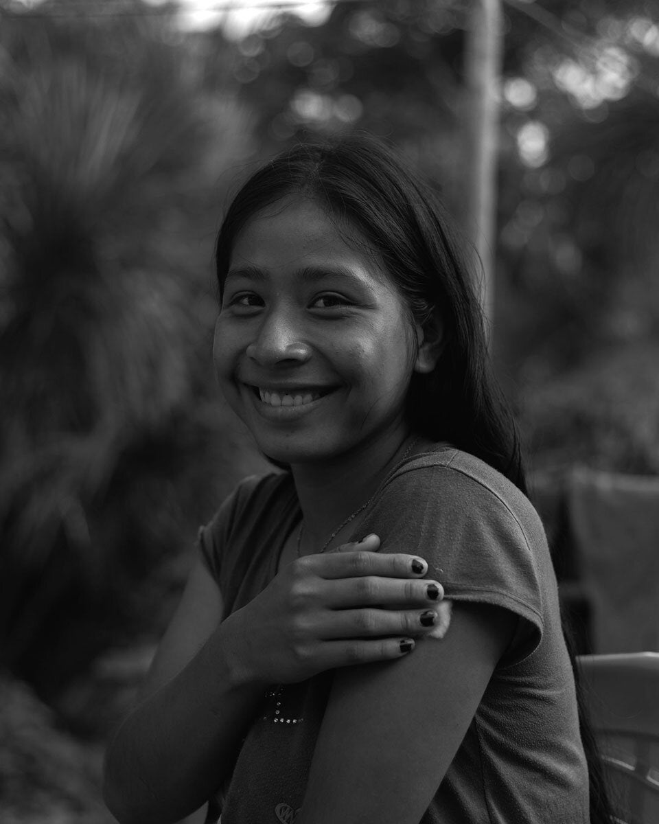 mujer sonríe, luego de recibir vacunación