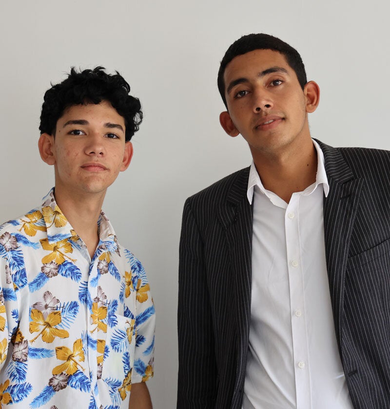 dos adolescentes cubanos
