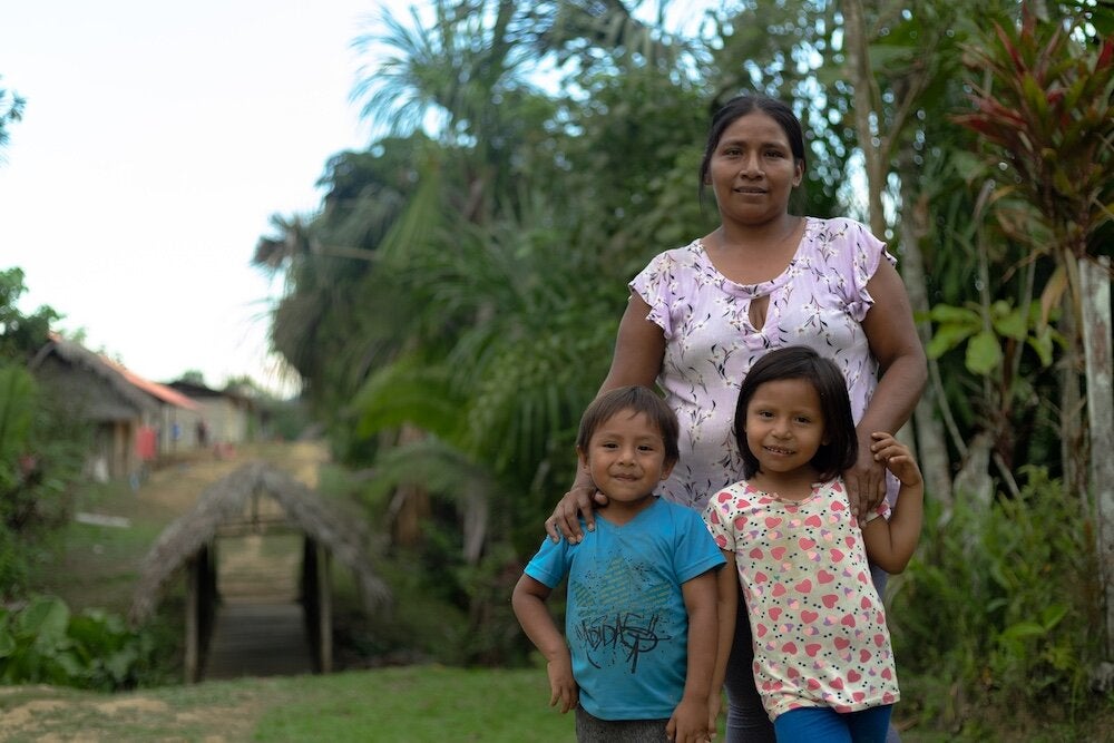 madre con sus hijos en la selva de Perú