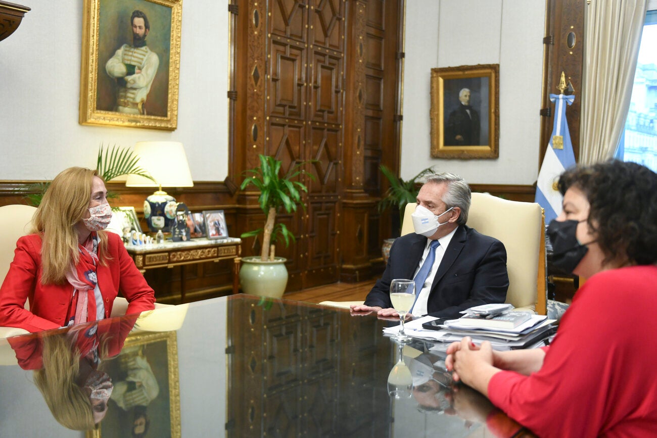 La representante de OPS/OMS en Argentina, Eva Jané Llopis, junto al presidente de la Nación, Alberto Fernández, y la ministra de Salud, Carla Vizzotti.