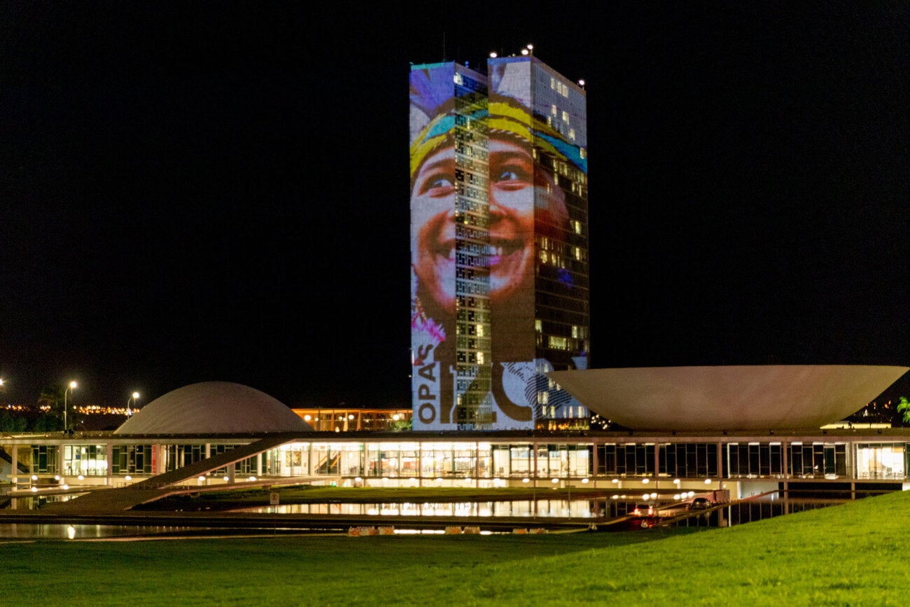 Projeção da Imagem de uma mulher indígena brasileira