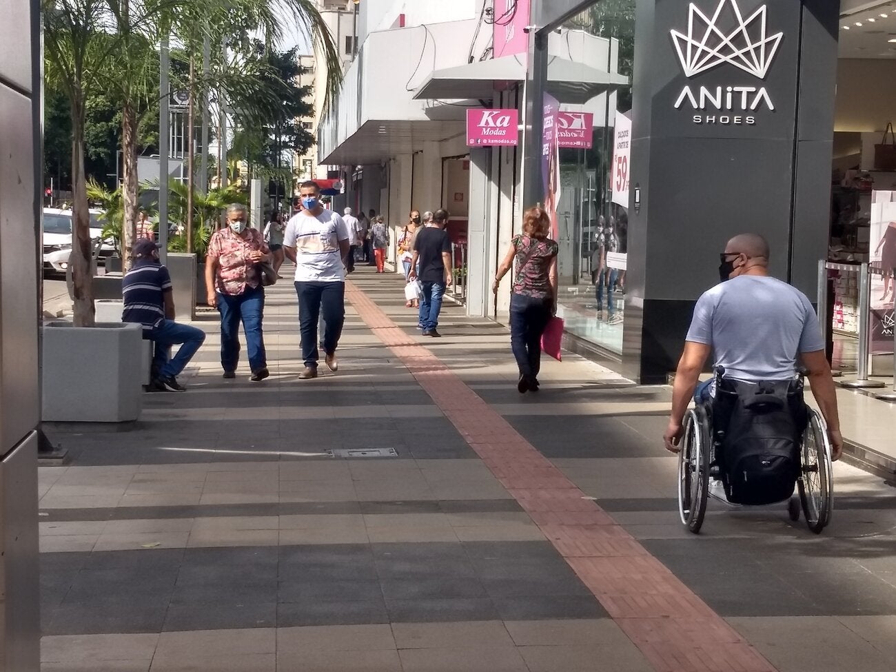 Personas paseando por las aceras anchas de una calle de Campo Grande