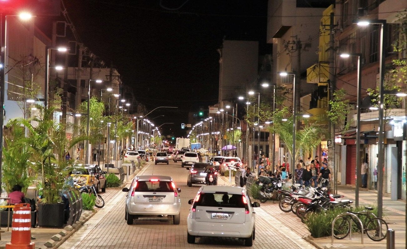Imagen nocturna de la remodelada calle 14 de Julio, que muestra convivencia entre vehículos y peatones