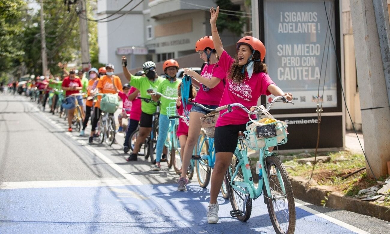 Participantes en un paseo en bicicleta organizado por las calles de Santo Domingo