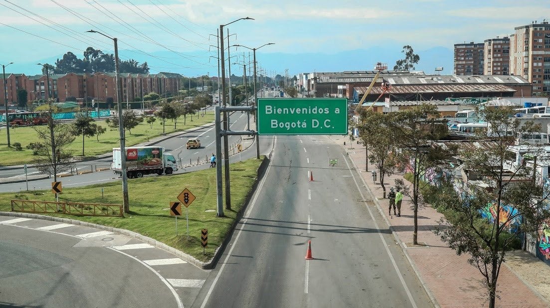 Foto de una calle de entrada a Bogotá