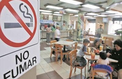 kids in classroom with no smoking sign in spanish
