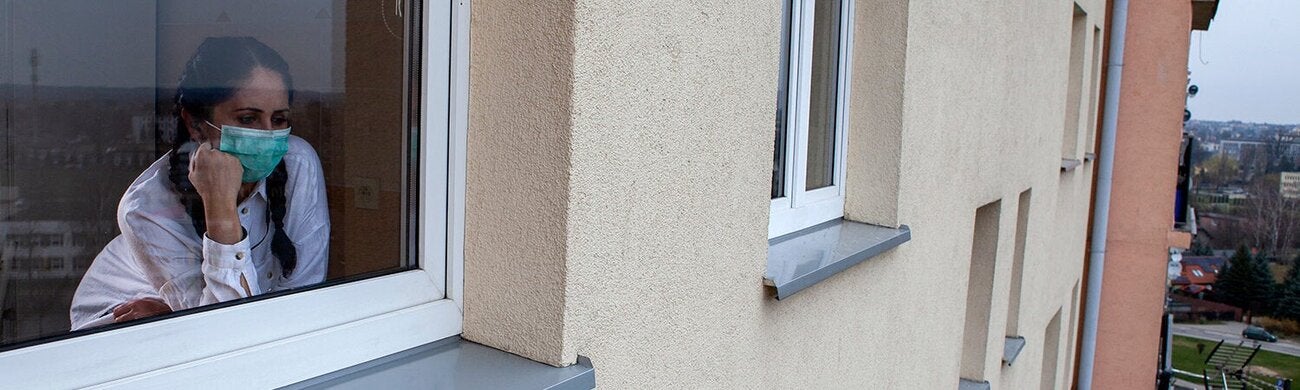 Mujer joven mirando por la ventana
