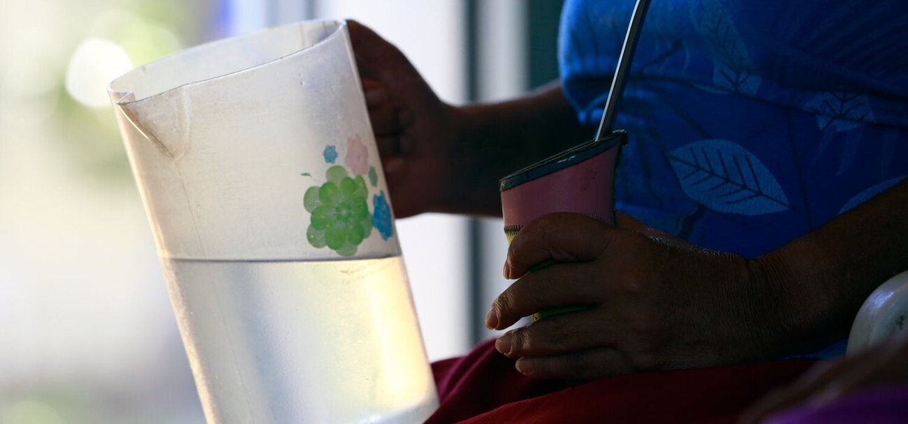 mano de mujer sosteniendo una jarra de agua