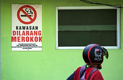 48 / 5,000 Translation results Personne conduisant une moto en passant un panneau non fumeur 