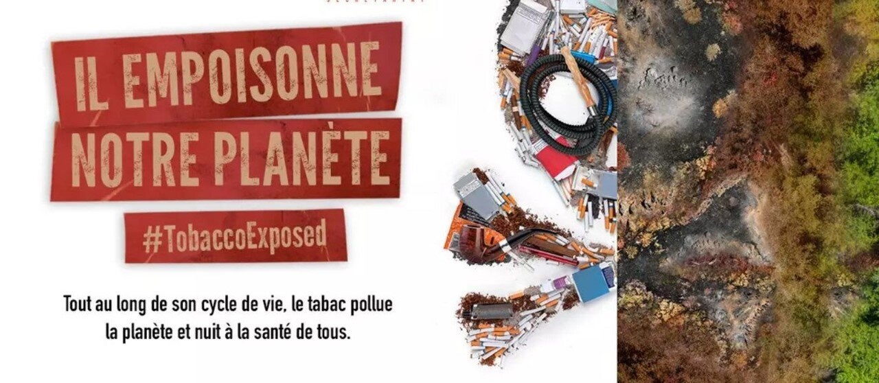 Bannière de la Journée mondiale sans tabac, montrant le slogan "Empoisonner notre planète" et l'illustration de deux tibias et d'un crâne composé d'images de déchets de produits du tabac à gauche et d'une forêt brûlée à droite.