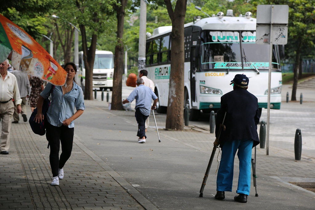 calle de una ciudad con transporte y peatones
