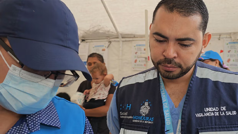 Health worker vaccinator in Honduras
