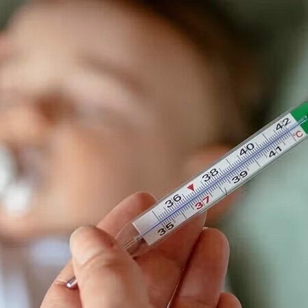 Bebé con termómetro