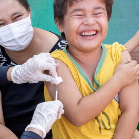 Niño siendo vacunado contra el sarampión