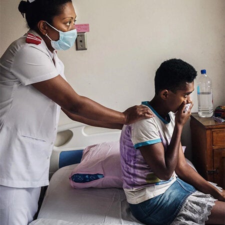 Niño tosiendo con personal de salud