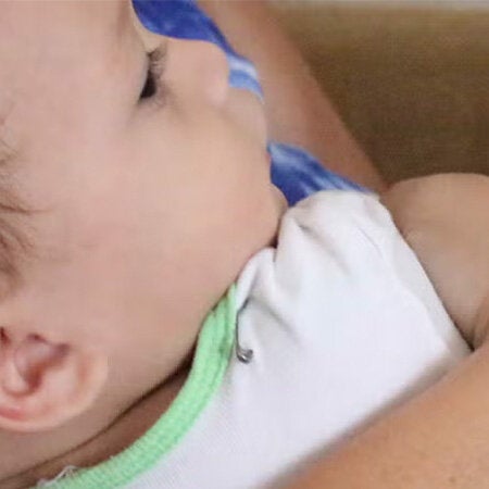 Bebé recibiendo vacuna contra el neumococo