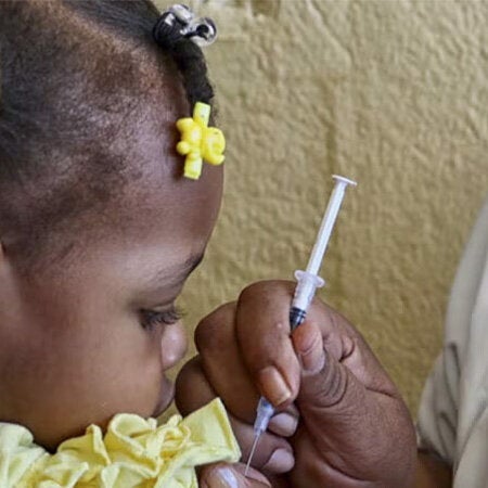 Niña recibiendo la vacuna contra la rubéola