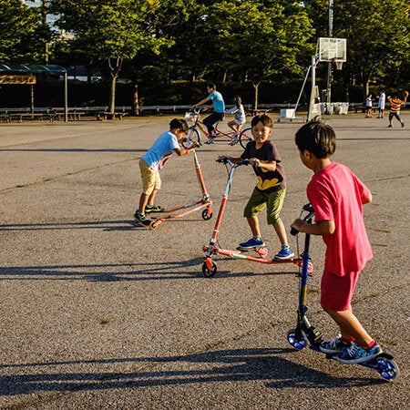 Niños jugando libres de tétanos