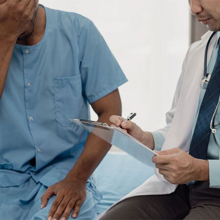 Paciente tosiendo con personal de salud