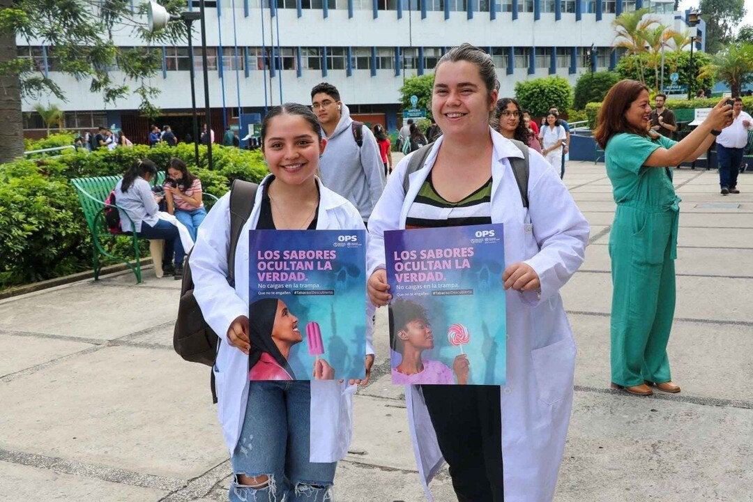 Deux étudiants en médecine brandissent des affiches de la Journée mondiale sans tabac.