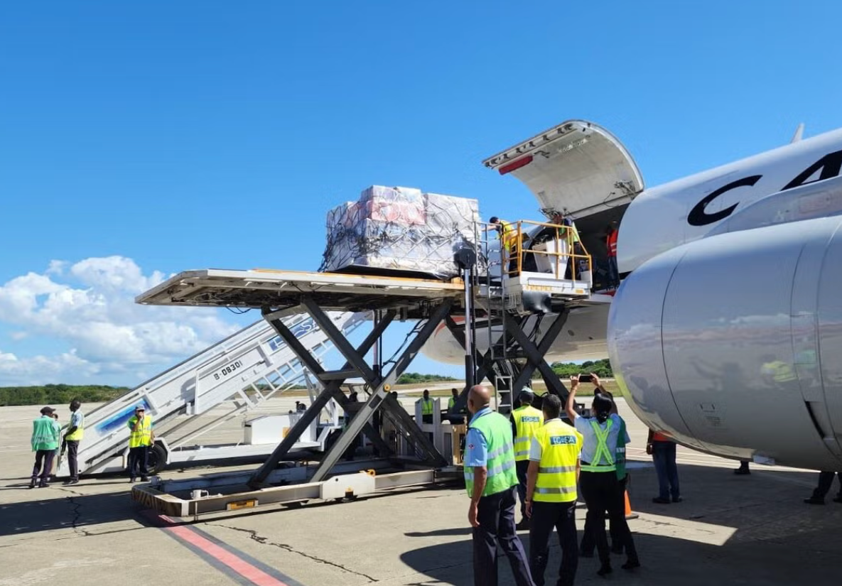 Avión con paquetes de ayuda humanitaria
