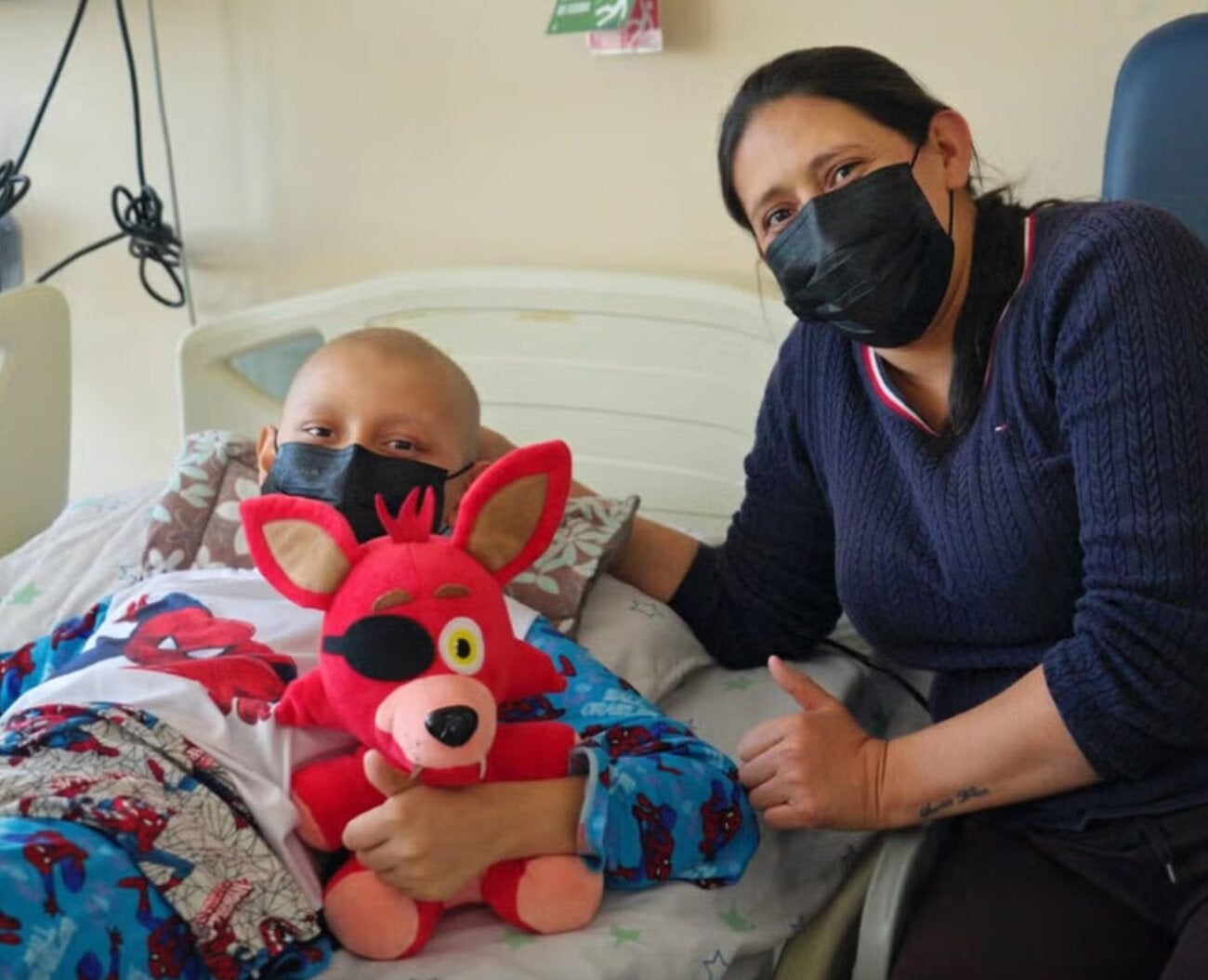 mujer y niño en el hospital