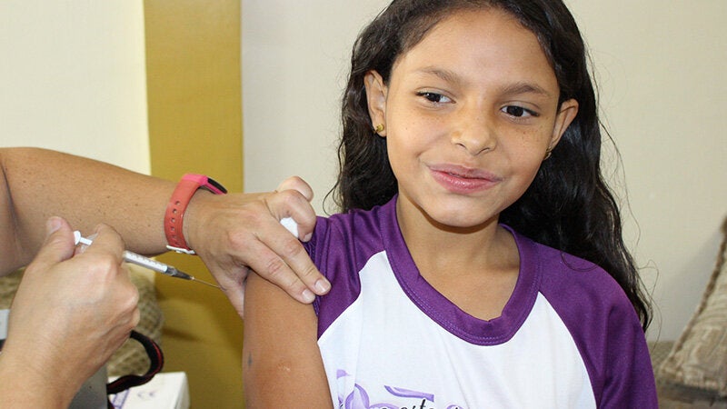 Joven mujer recibiendo vacuna