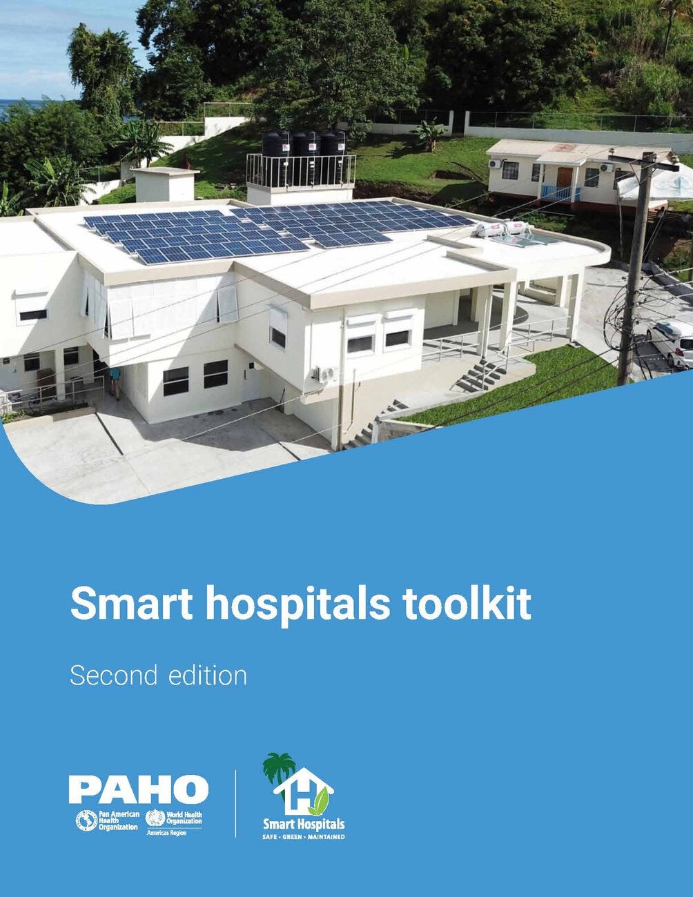 Portada "Smart Hospitals Toolkit. Segunda Edición. Foto aérea de hospital con paneles solares y tanques de agua.
