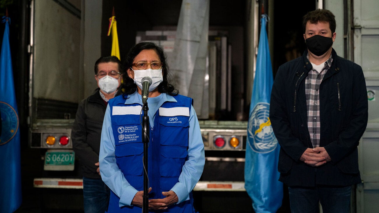 Dra. Gina Tambini dirigiendo palabras