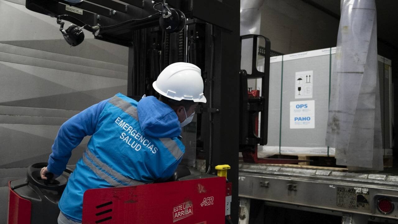 persona en un montacarga descargando una unidad de Vacunas COvax 