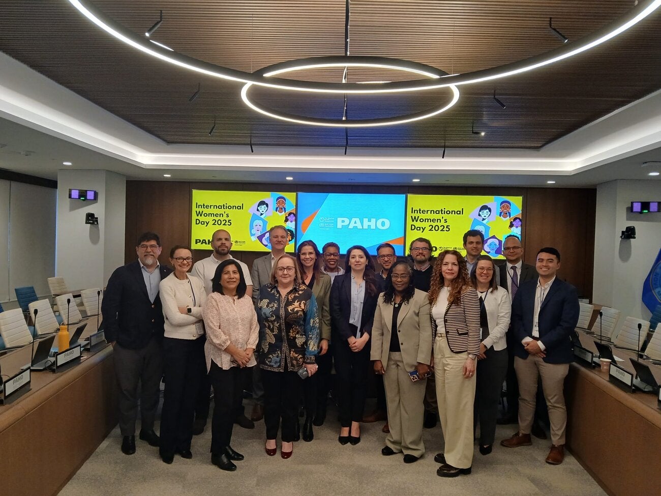 Las panelistas junto a varios de los y las asistentes al evento en la sede de la OPS.