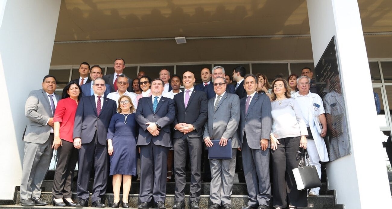 Foto de grupo de miembros de la red de parlamentarios por la seguridad vial