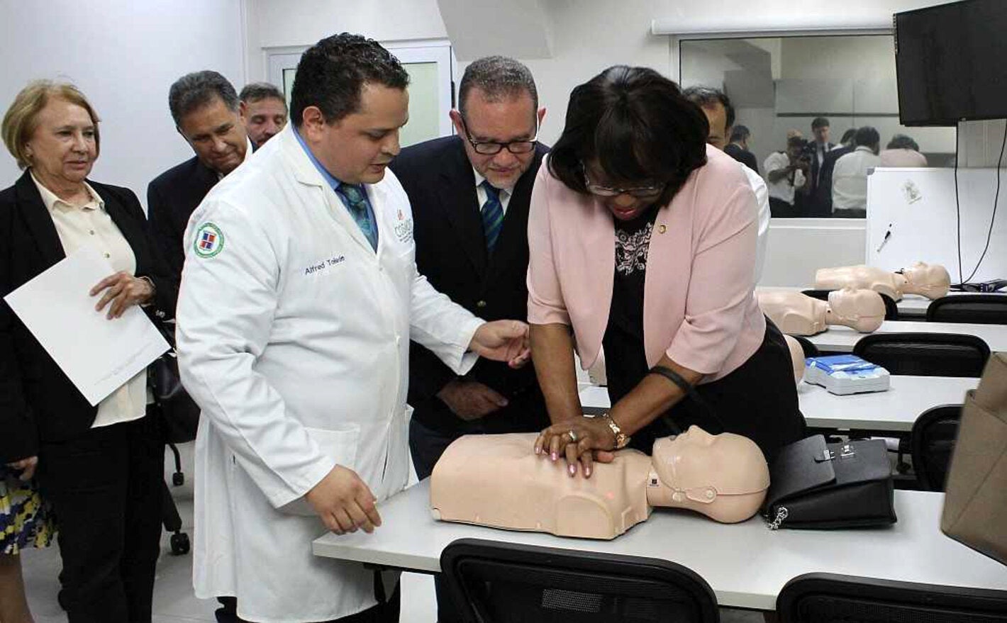 Carissa F. Etienne, visitó hoy el Centro de Operaciones en Simulación Médica Objetivamente Sistematizado (COSMOS) de la Universidad Nacional Pedro Henríquez Ureña (UNPHU)