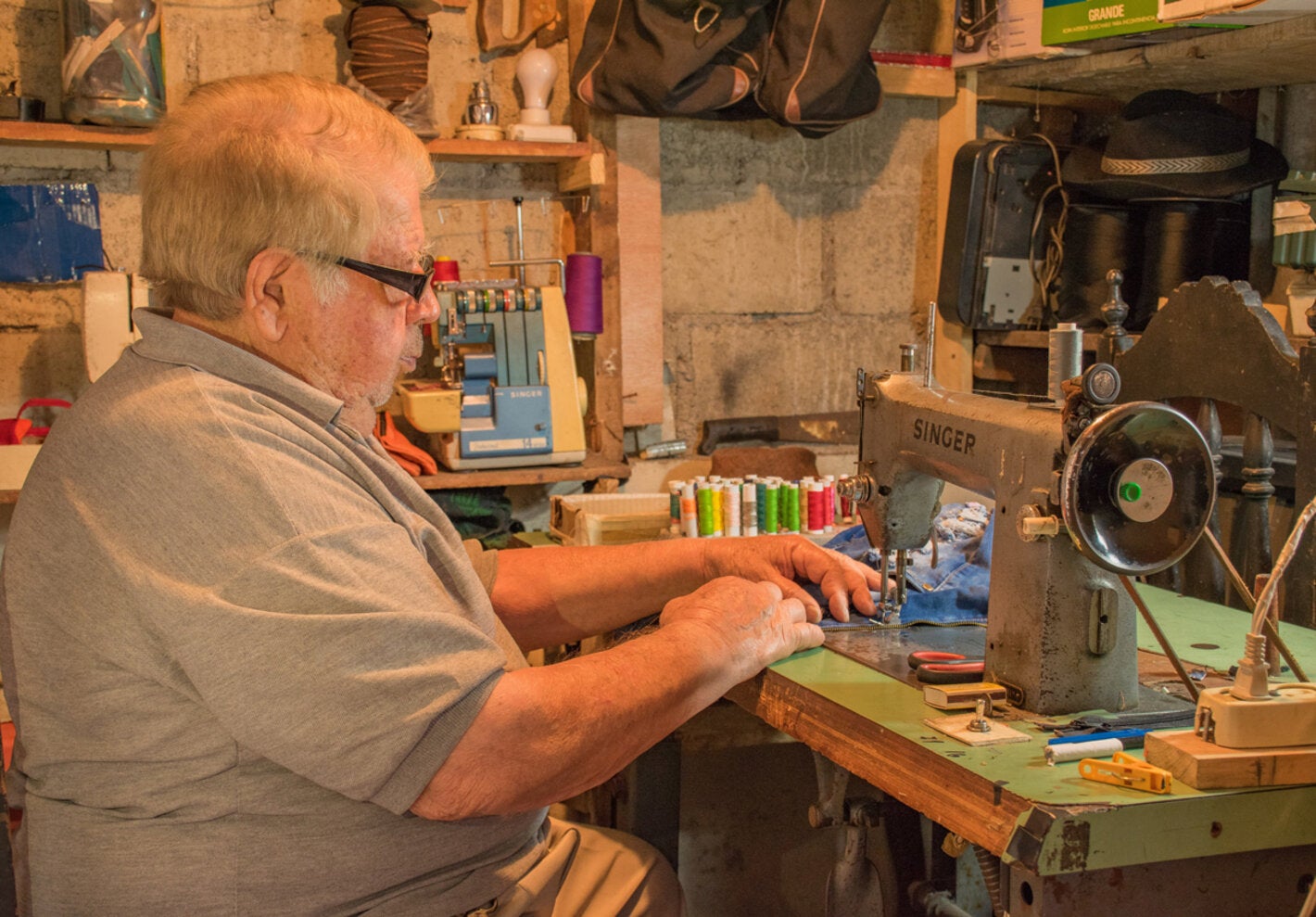 Hombre mayor cosiendo