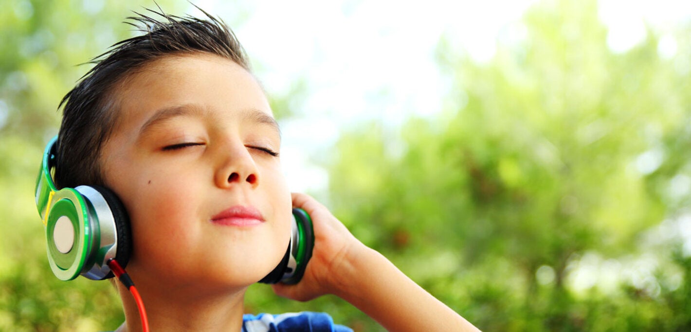Niño con audífonos