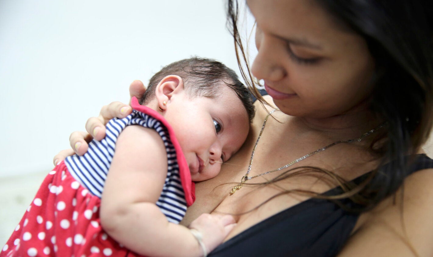 Madre adolescente con bebé