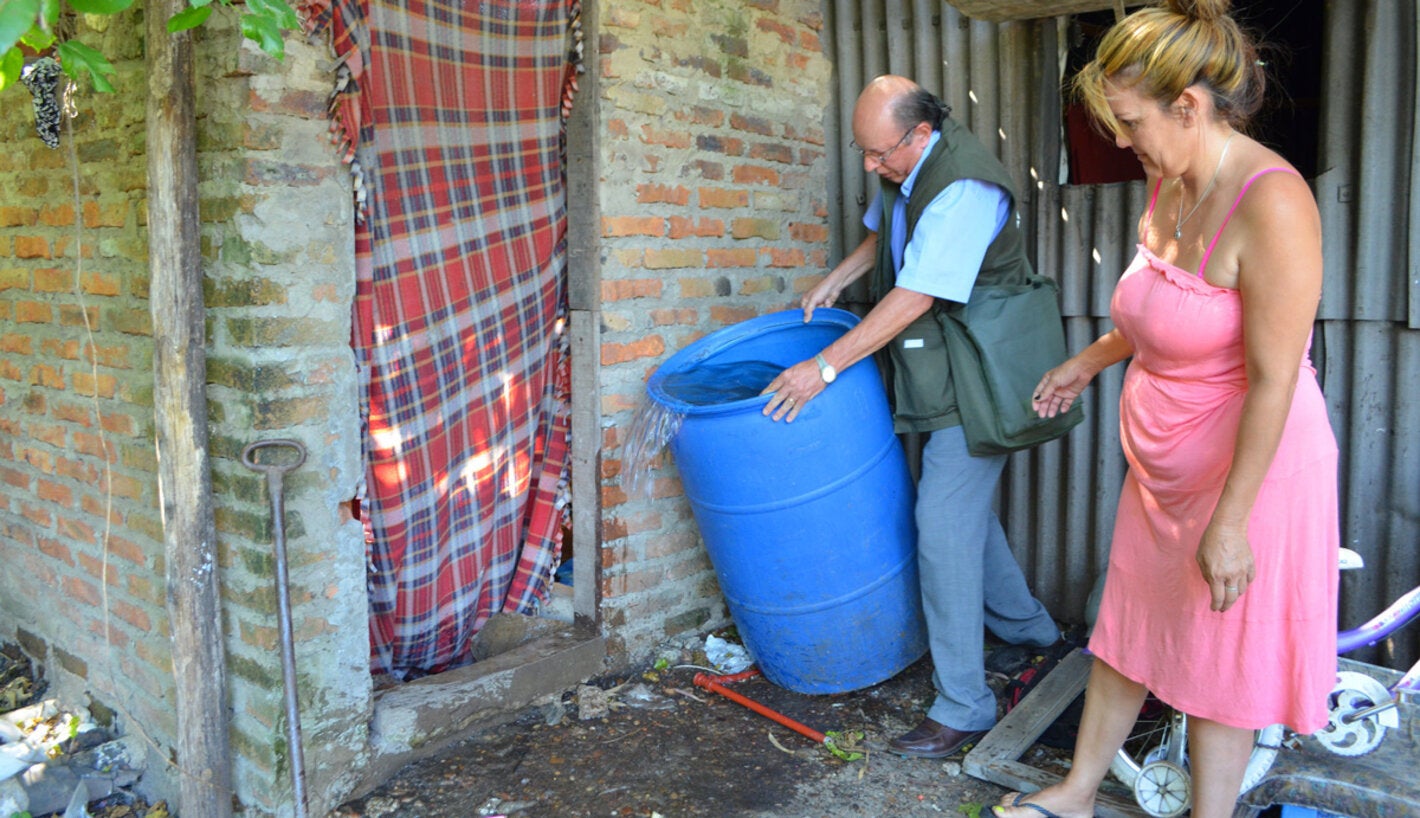 Eliminando agua estancada en los jardínes