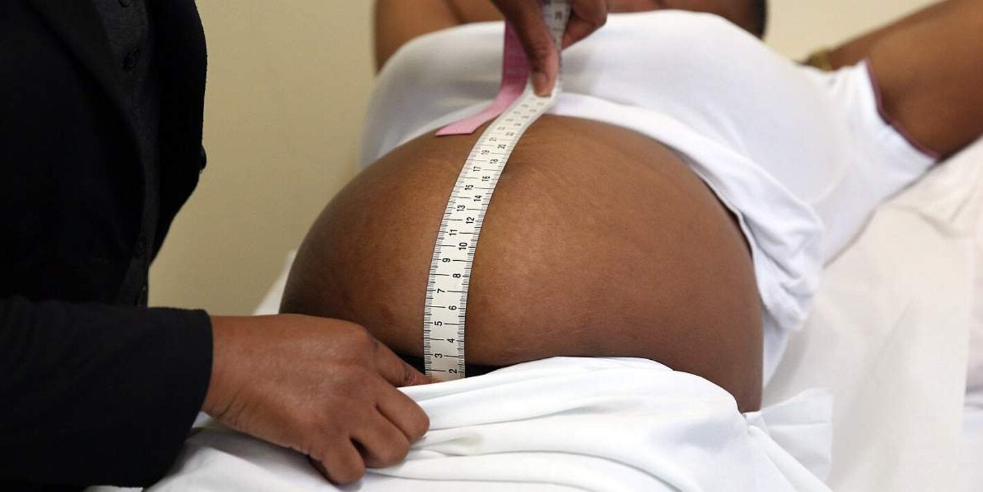 Mujer embarazada es examinada