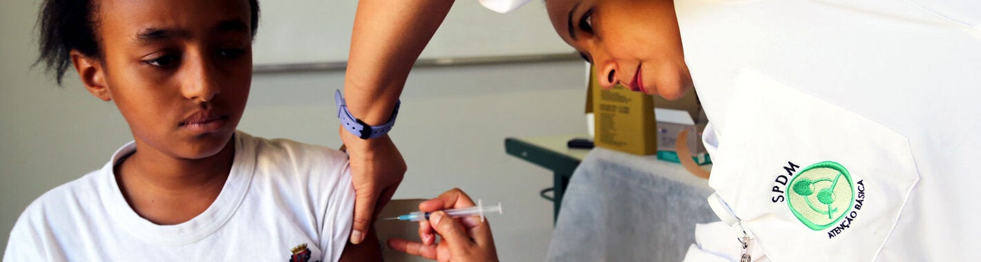 Niña ricibe la vacuna HPV